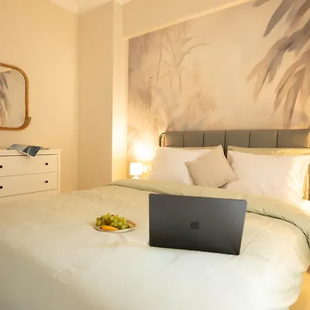 Stylish 2br With Balcony & Work Space شقة