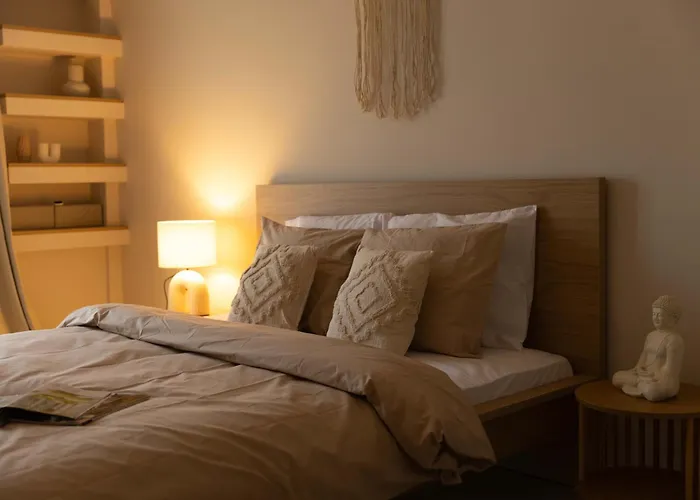 Stylish 2br With Balcony & Work Space Apartment *