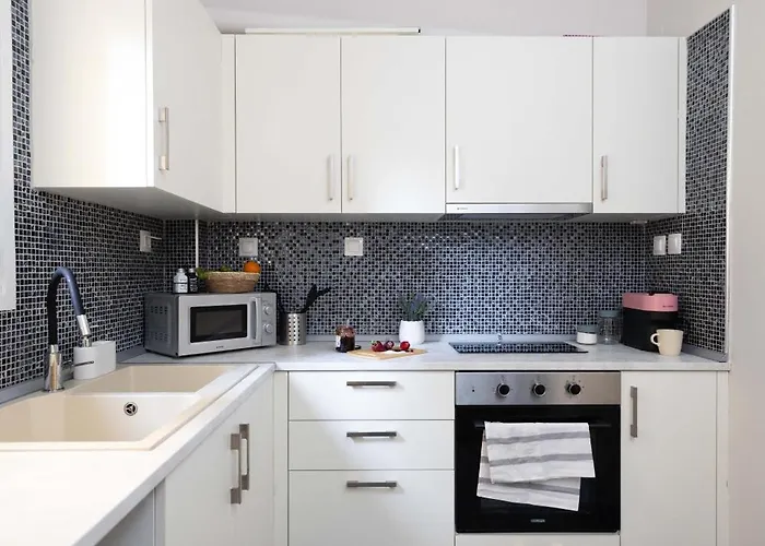 Stylish 2br With Balcony & Work Space