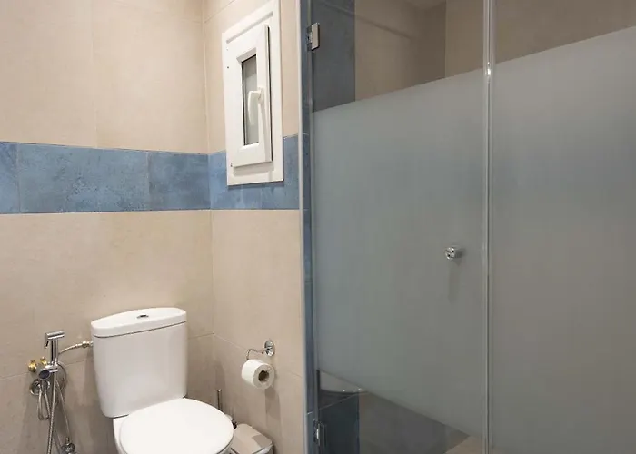 Stylish 2br With Balcony & Work Space Tesalónica