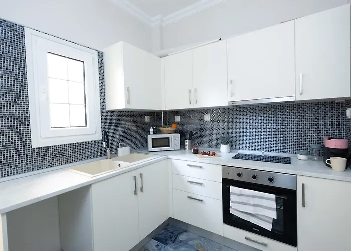 Stylish 2br With Balcony & Work Space *