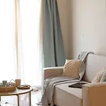 Apartment Stylish 2br With Balcony & Work Space
