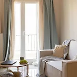 Apartment Stylish 2br With Balcony & Work Space *