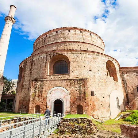 Apartament Stylish 2br With Balcony & Work Space