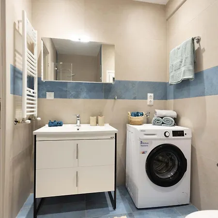 Stylish 2br With Balcony & Work Space Apartament