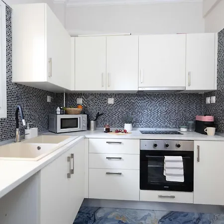 Stylish 2br With Balcony & Work Space