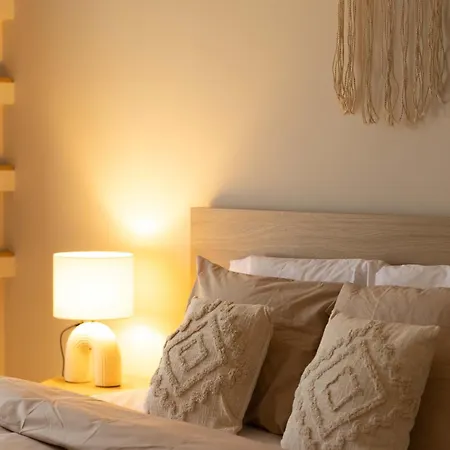 Stylish 2br With Balcony & Work Space *