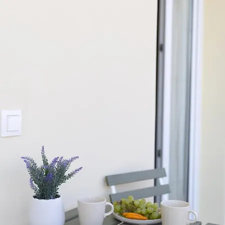 Stylish 2br With Balcony & Work Space Saloniki