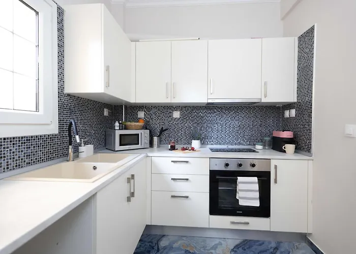 Stylish 2br With Balcony & Work Space