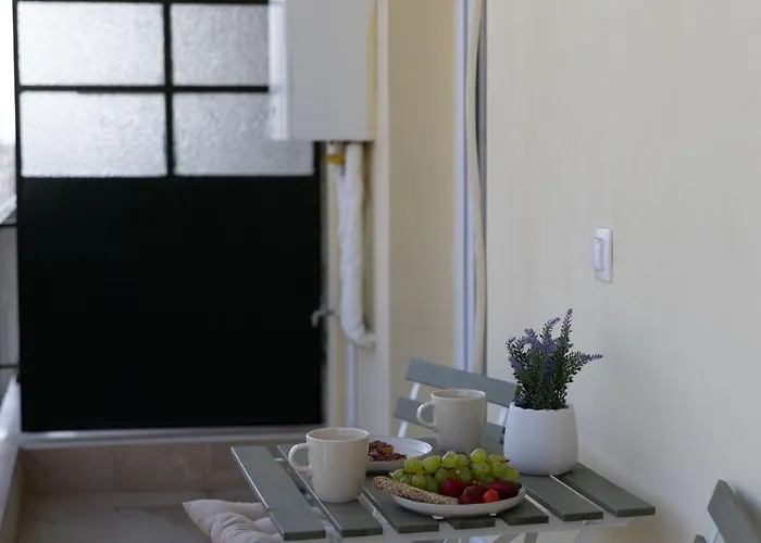 Stylish 2br With Balcony & Work Space Apartament *