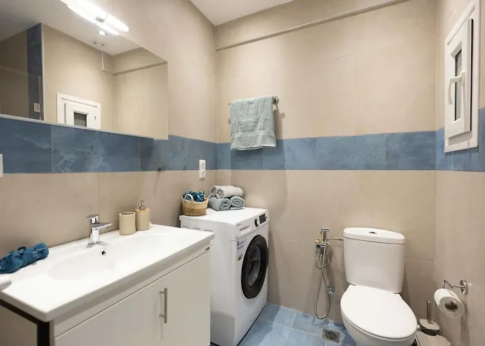 Stylish 2br With Balcony & Work Space * Salonic
